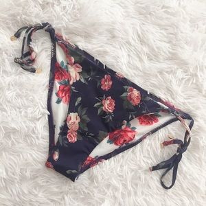 NWOT ✨ Wildfox Flower Triangle Bikini Bottoms
